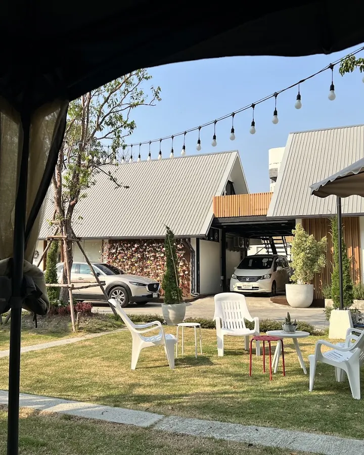 สนามหญ้ากับไฟสาย